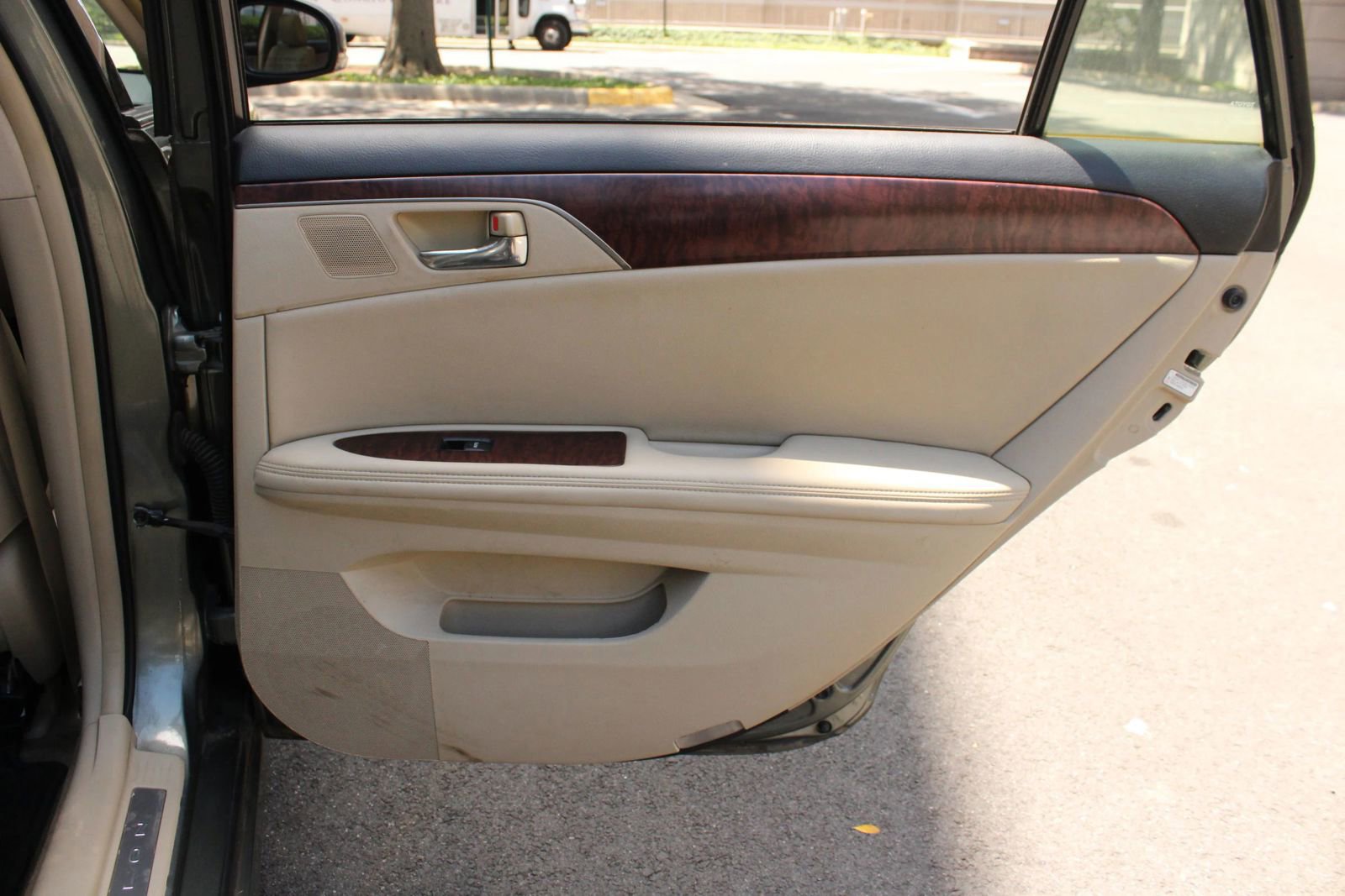 Used 2011 Toyota Avalon Limited FWD image 23