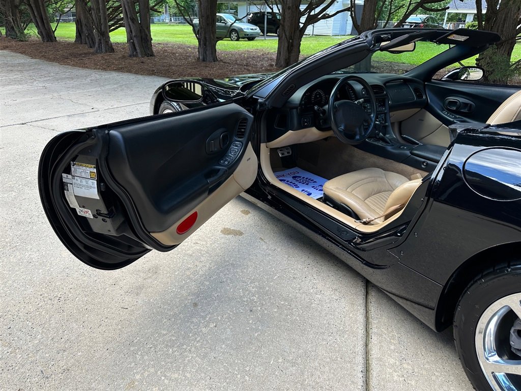 Used 2004 Chevrolet Corvette Convertible w/ Preferred Equipment Group image 32