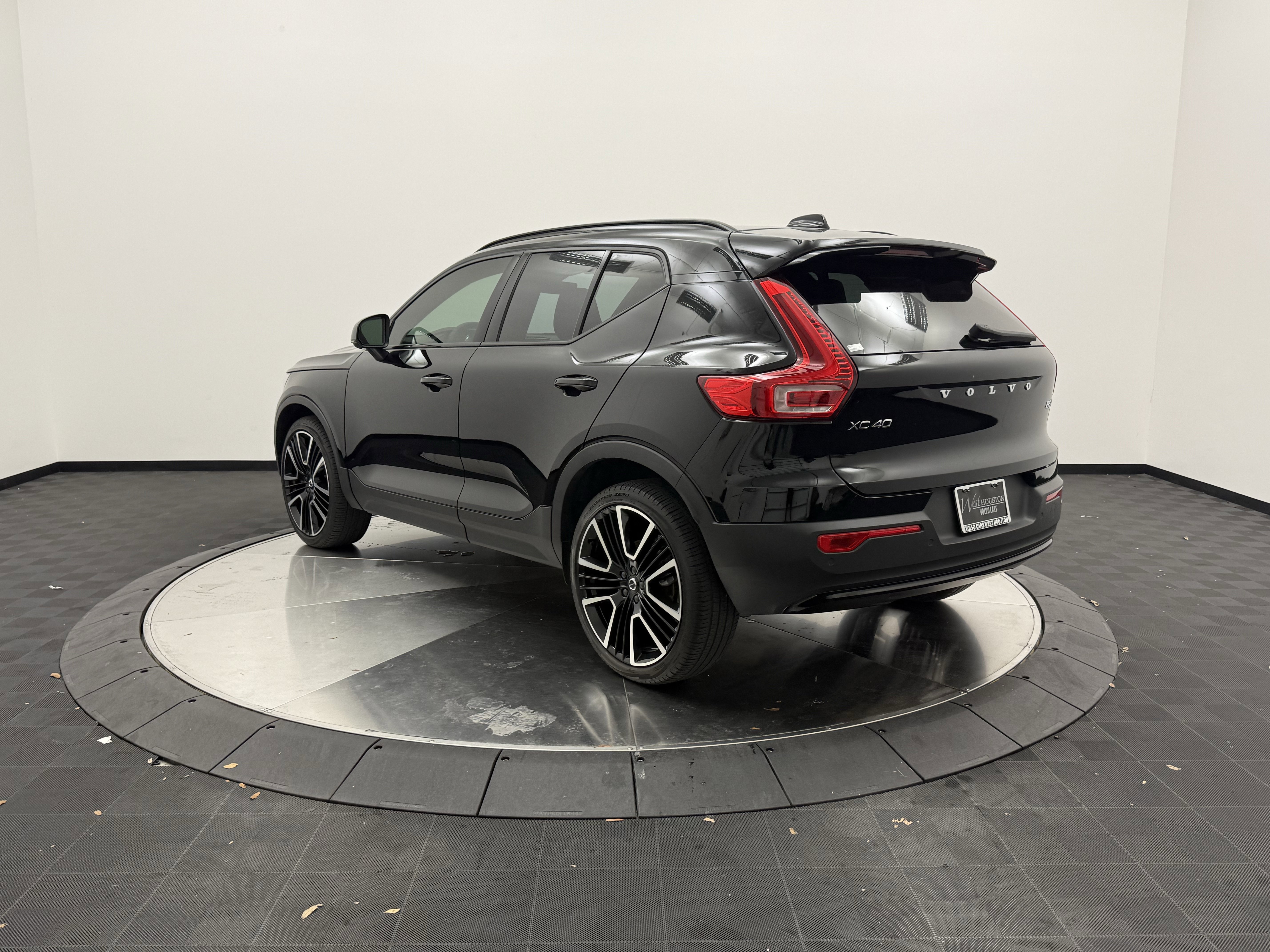 Certified 2023 Volvo XC40 B5 Ultimate w/ Protection Package Premier image 5