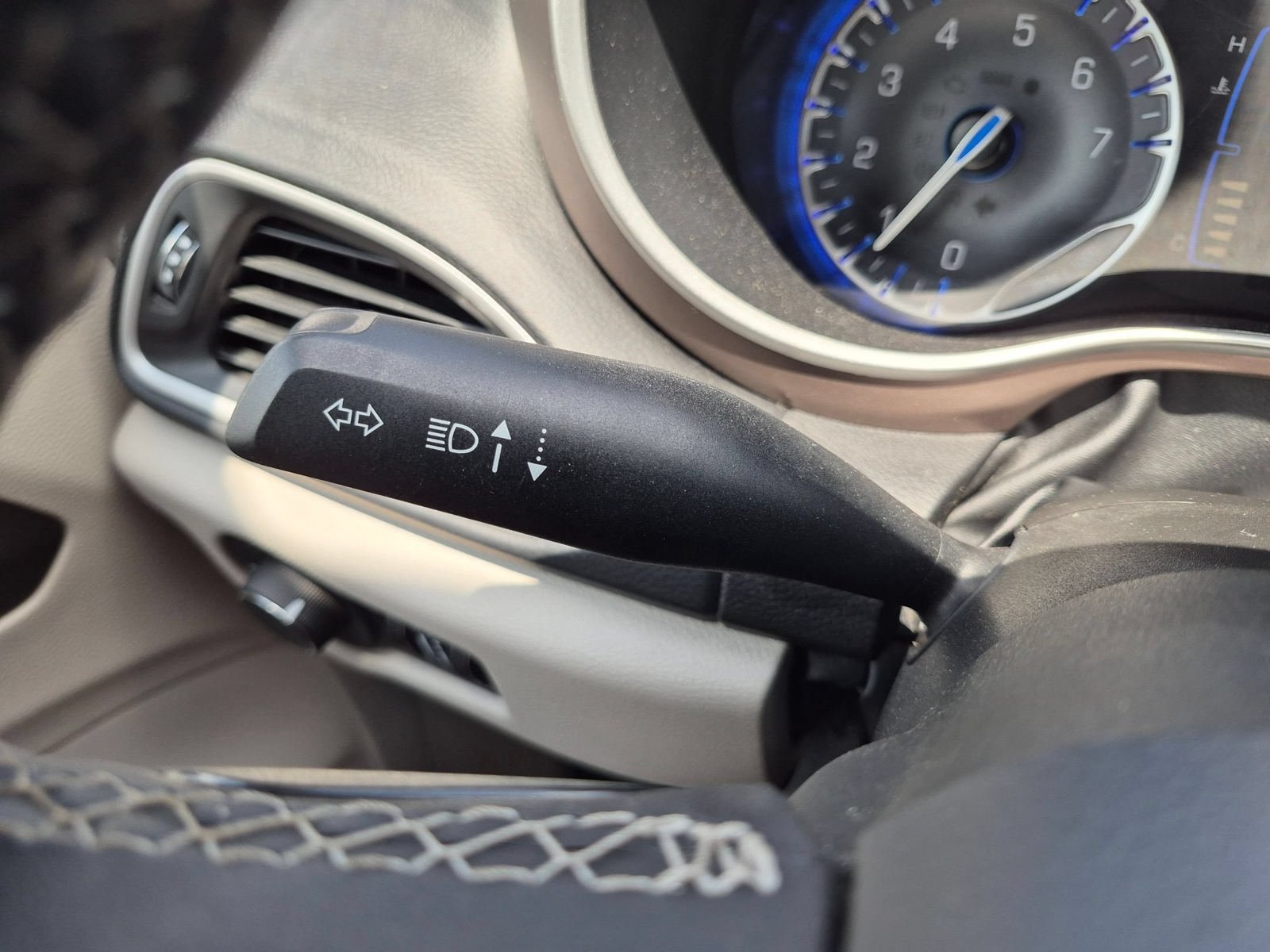 Used 2023 Chrysler Voyager LX FWD image 16