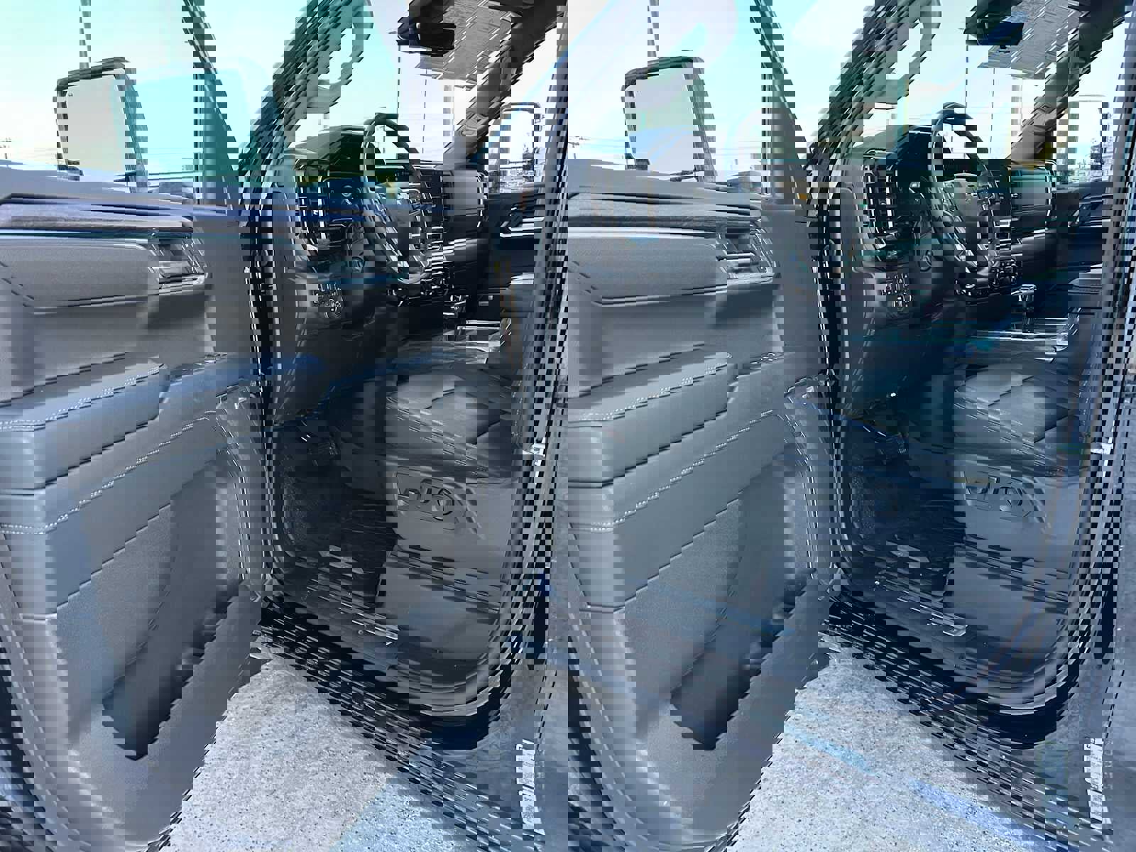 Used 2025 Chevrolet Silverado 1500 LTZ w/ LTZ Premium Package image 19