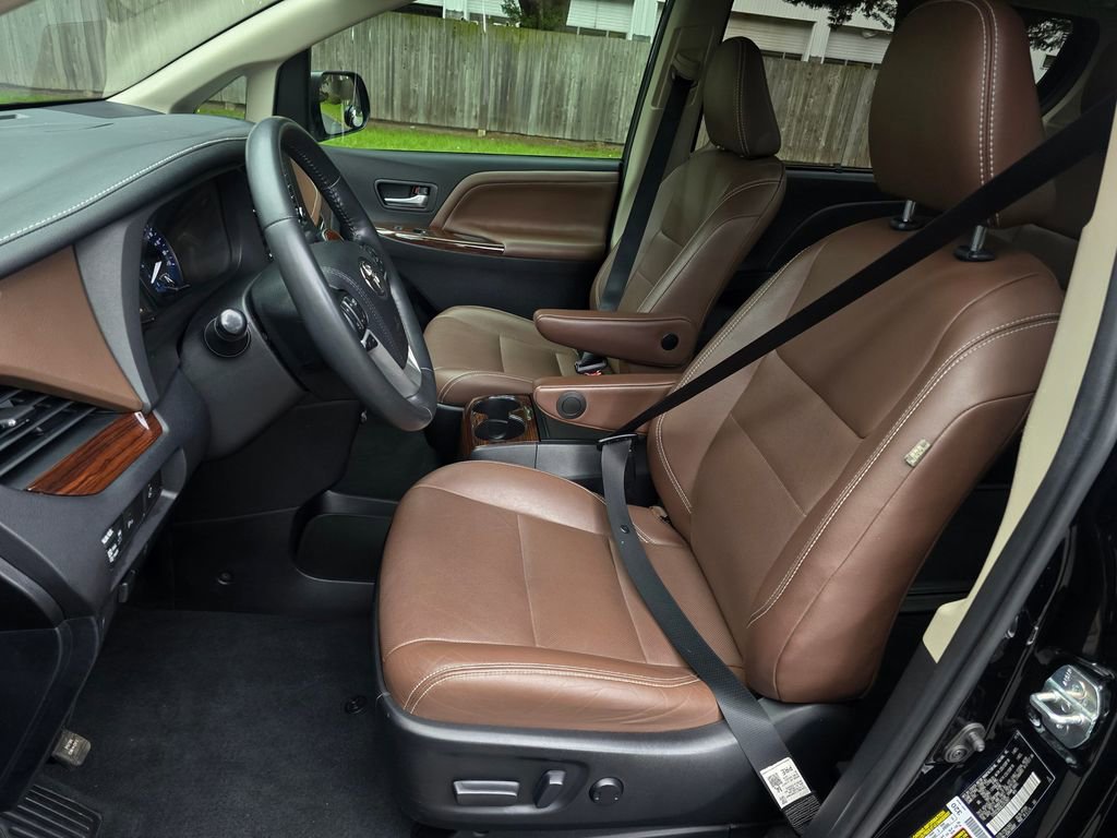 Used 2020 Toyota Sienna Limited image 29