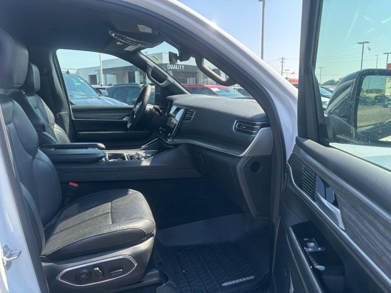 Used 2024 Jeep Wagoneer Series III AWD/4WD image 12
