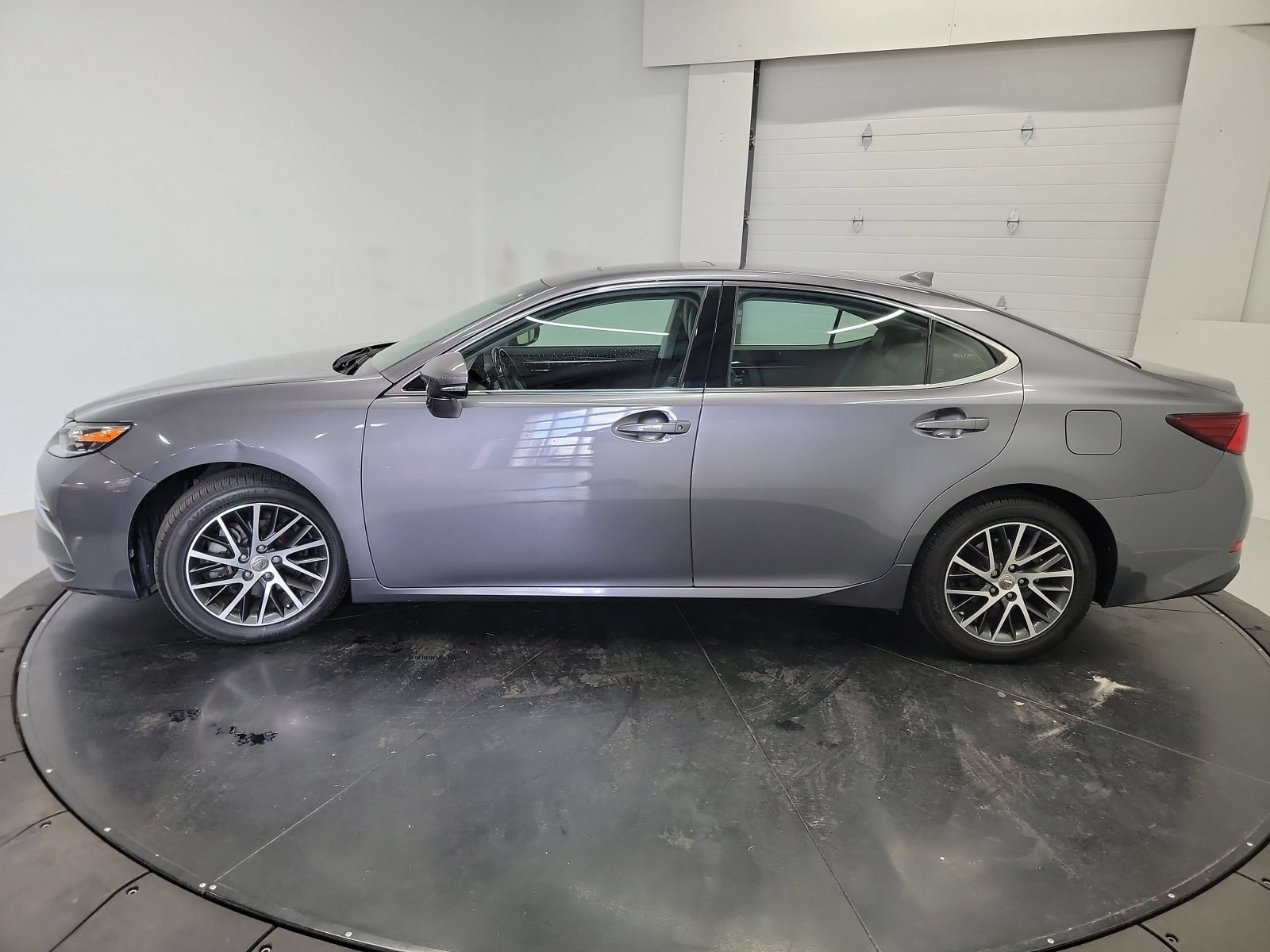 Used 2017 Lexus ES 350 w/ Luxury Package FWD image 4