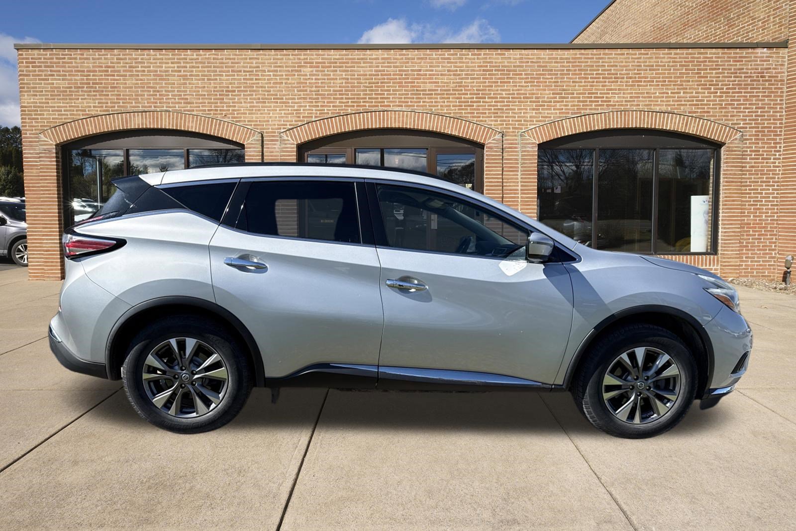 Used 2018 Nissan Murano SV image 2