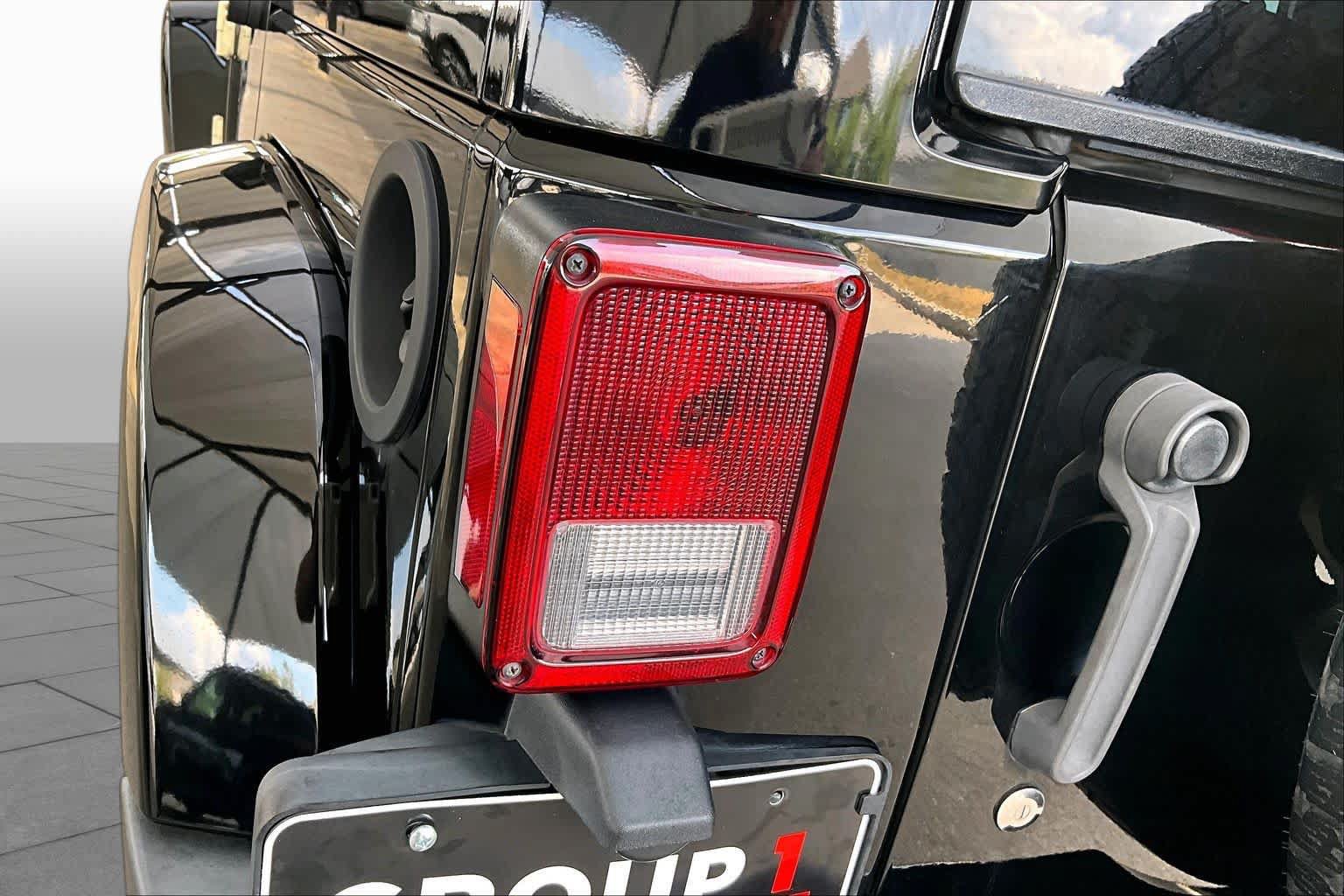 Used 2017 Jeep Wrangler Unlimited Sahara AWD/4WD image 28