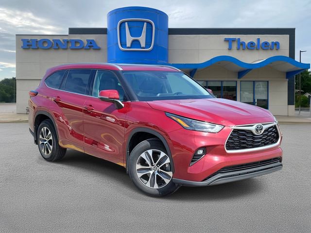 Used 2022 Toyota Highlander XLE AWD/4WD image 1