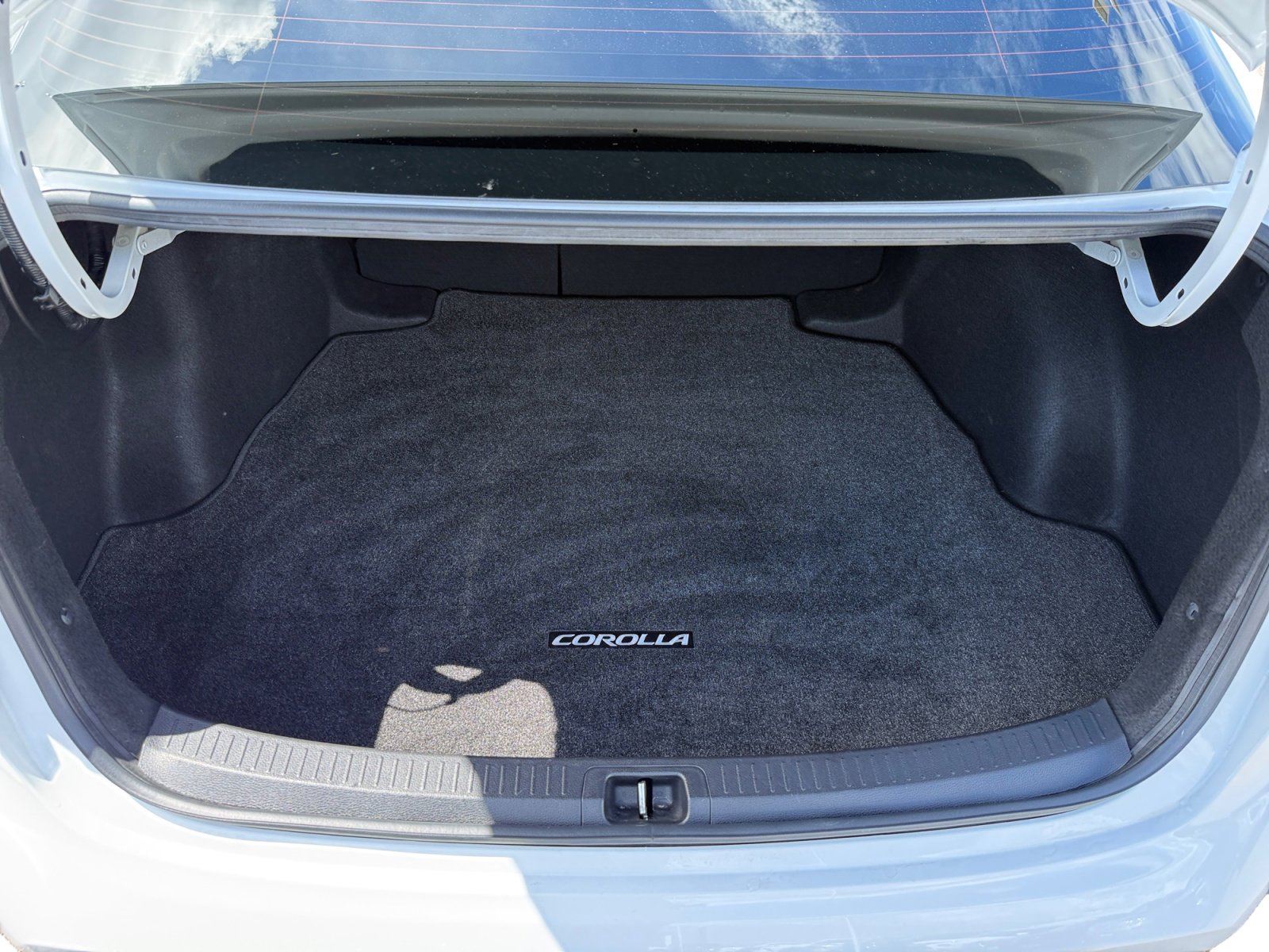 Used 2022 Toyota Corolla SE w/ Carpet Mat Package (TMS) image 17