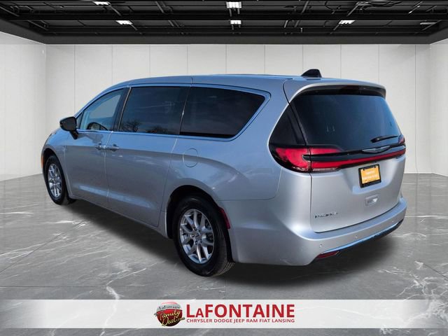 Used 2024 Chrysler Pacifica Touring-L image 3