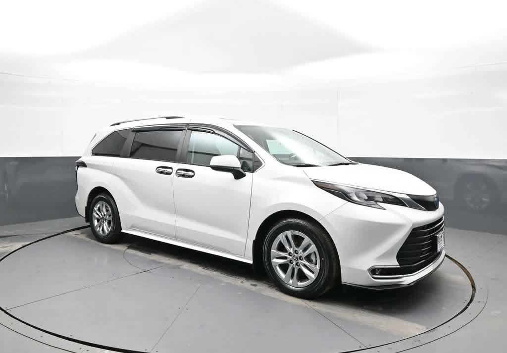 Used 2024 Toyota Sienna XLE w/ XLE Plus Package AWD/4WD image 4