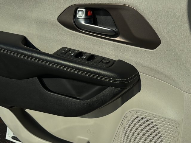 Used 2021 Chrysler Voyager LX FWD image 30