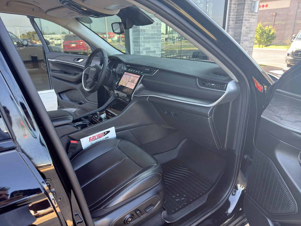 Used 2023 Jeep Grand Cherokee Limited AWD/4WD image 19