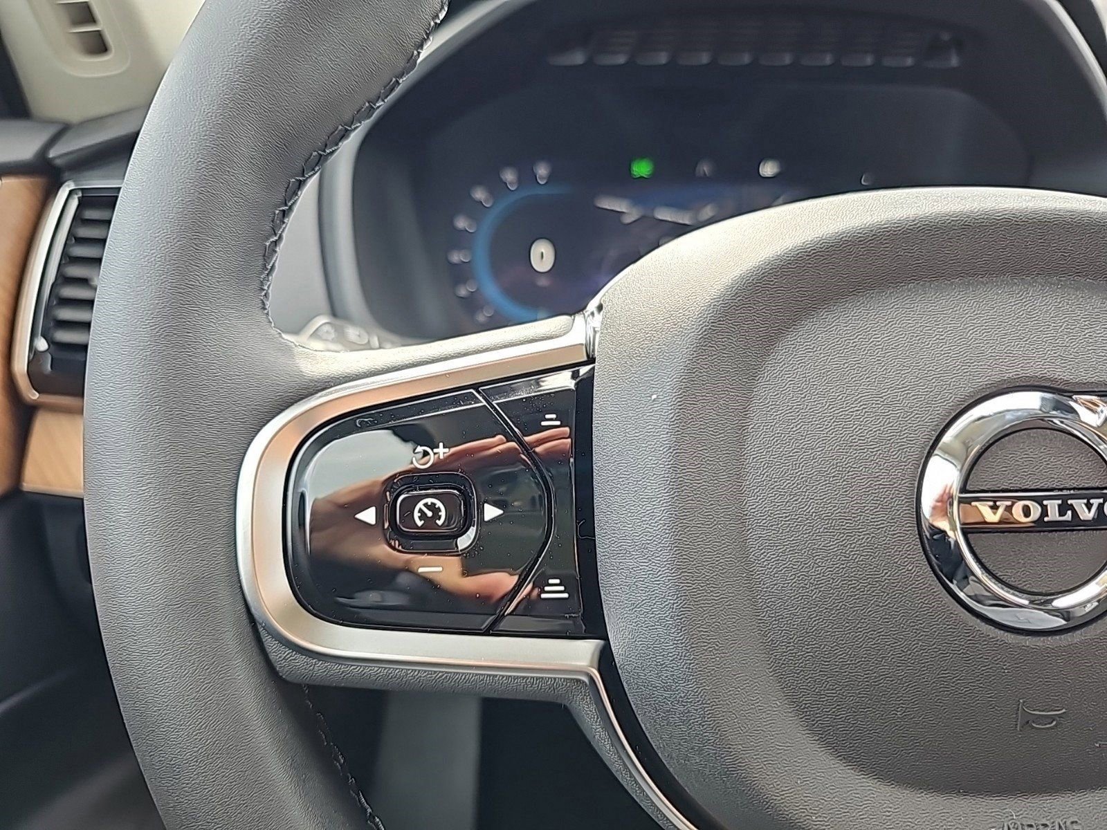 New 2024 Volvo XC90 T8 Plus w/ Protection Package Premier image 18