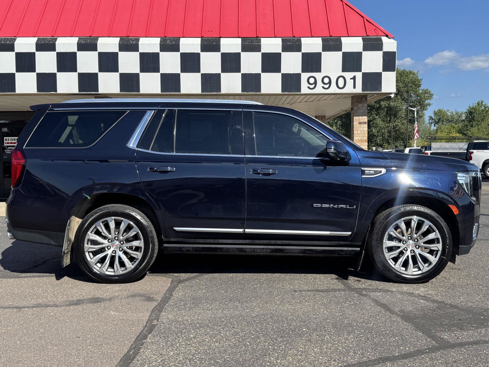 Used 2021 GMC Yukon Denali w/ Denali Premium Package AWD/4WD image 8