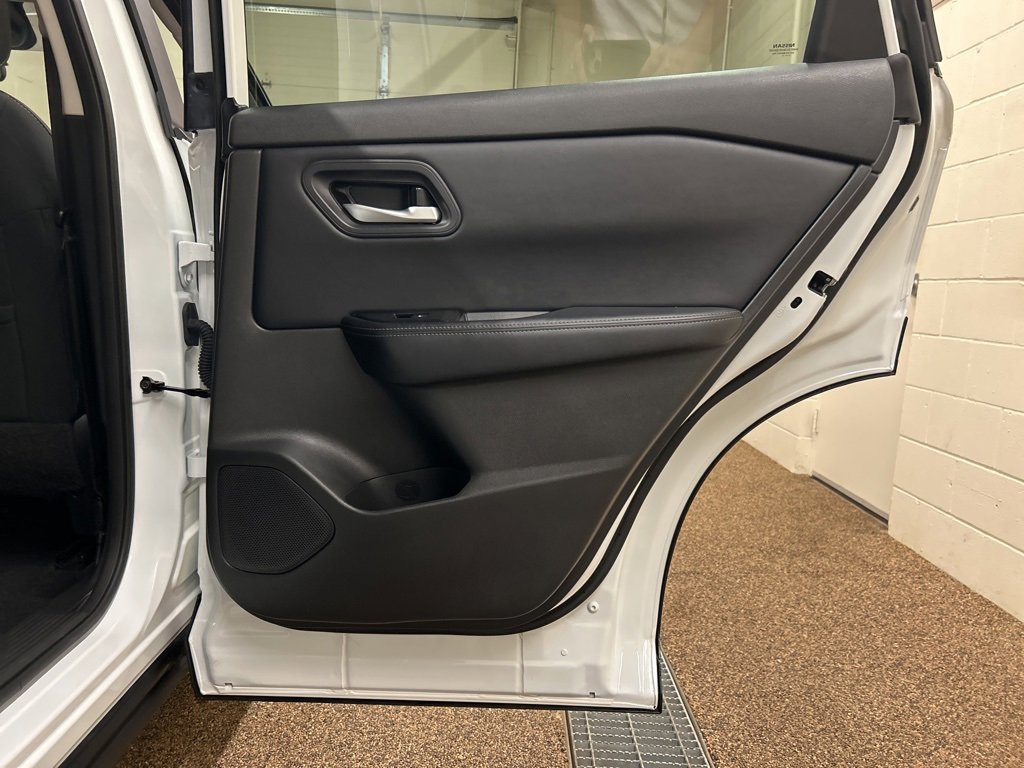 Used 2024 Nissan Rogue SV image 15