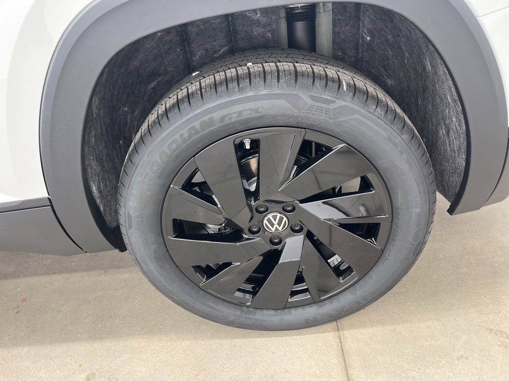 Certified 2025 Volkswagen Atlas SE image 36