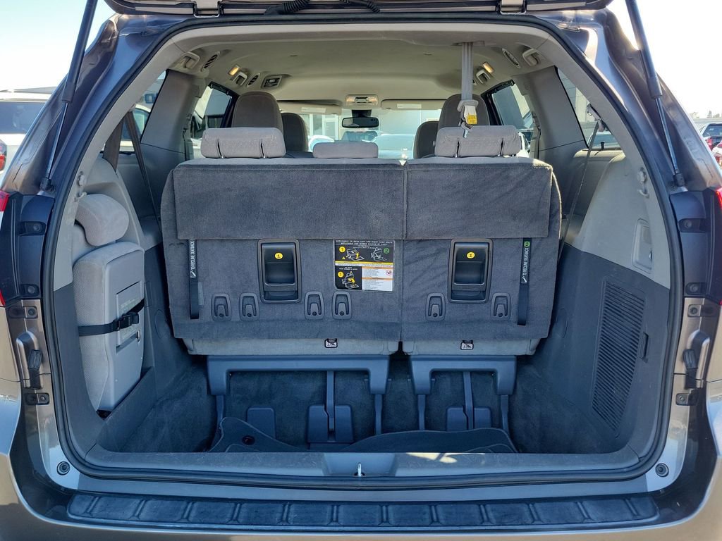 Used 2018 Toyota Sienna LE w/ Carpet Mat Package image 23