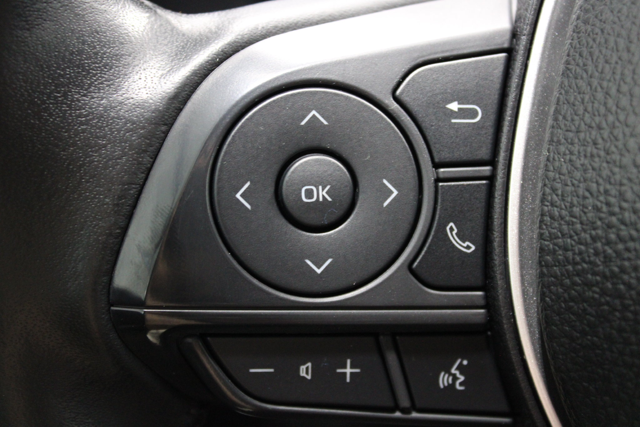 Used 2025 Toyota Corolla Cross AWD Hybrid image 34