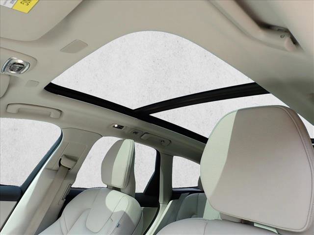 Used 2021 Volvo XC60 T5 Momentum w/ Protection Package Premier image 16