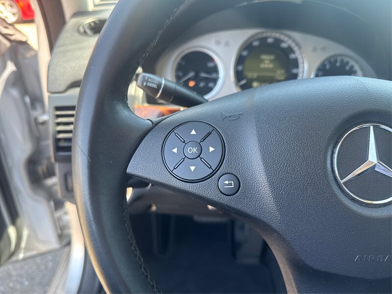 Used 2011 Mercedes-Benz GLK 350 4MATIC image 69