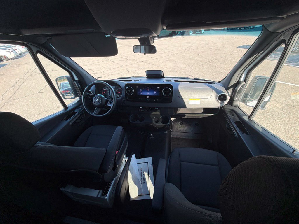 Used 2025 Mercedes-Benz Sprinter 2500 image 9