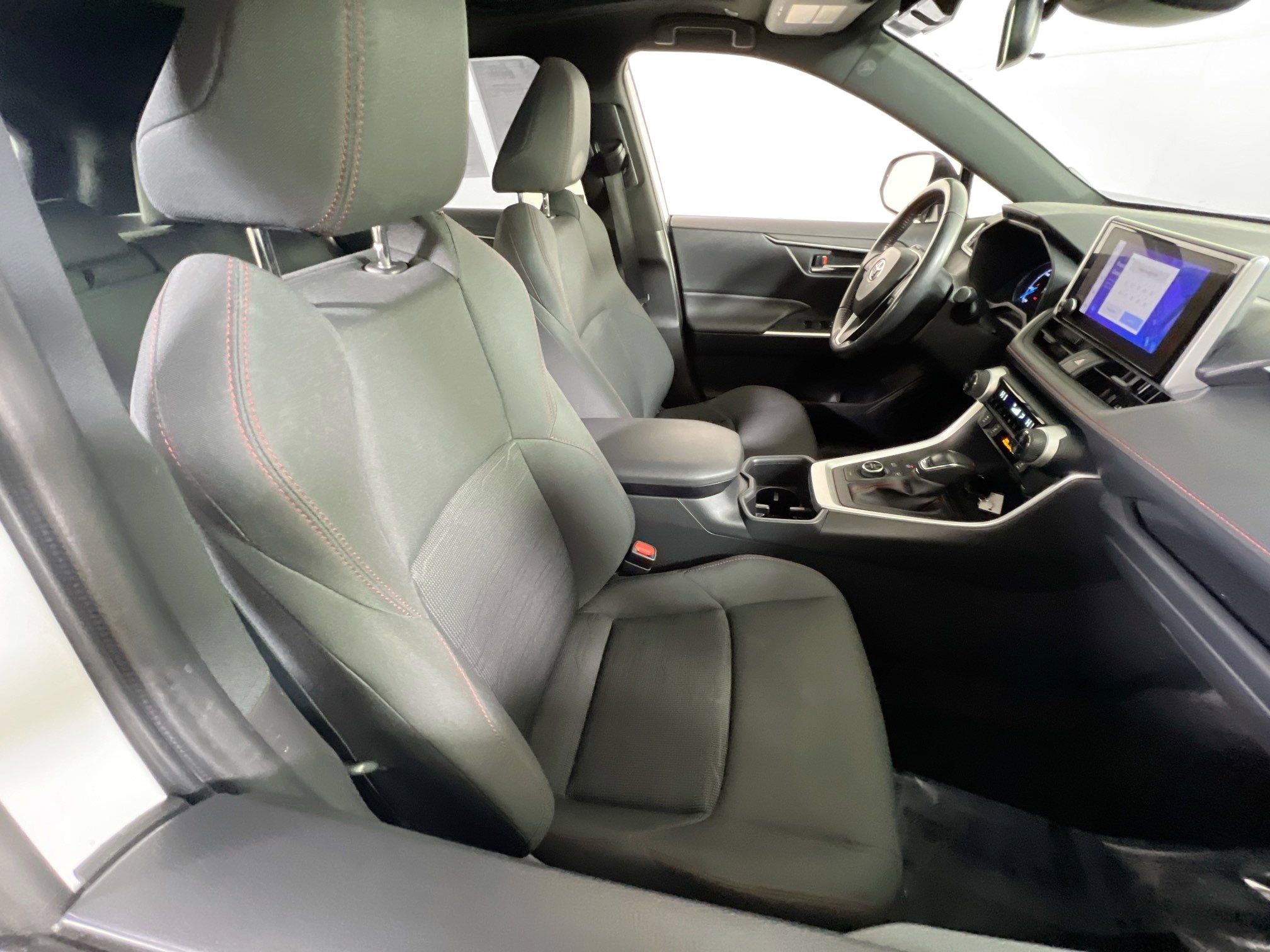 Used 2023 Toyota RAV4 SE w/ Weather & Moonroof Package image 27