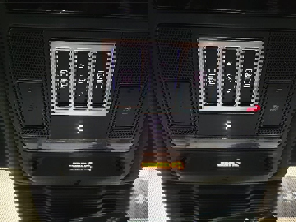 New 2025 Land Rover Discovery S image 19