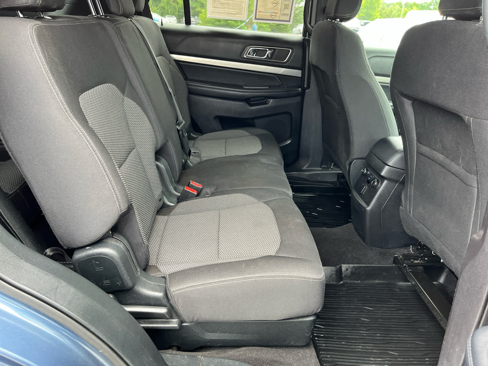 Used 2018 Ford Explorer XLT w/ Equipment Group 201A AWD/4WD image 34