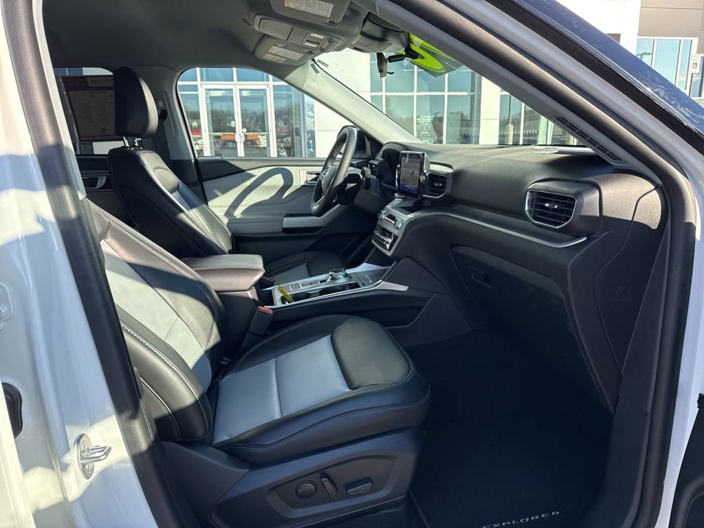 Used 2024 Ford Explorer XLT w/ Equipment Group 202A image 24