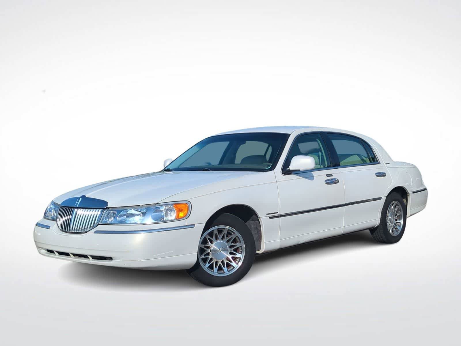 Used 2000 Lincoln Town Car Signature