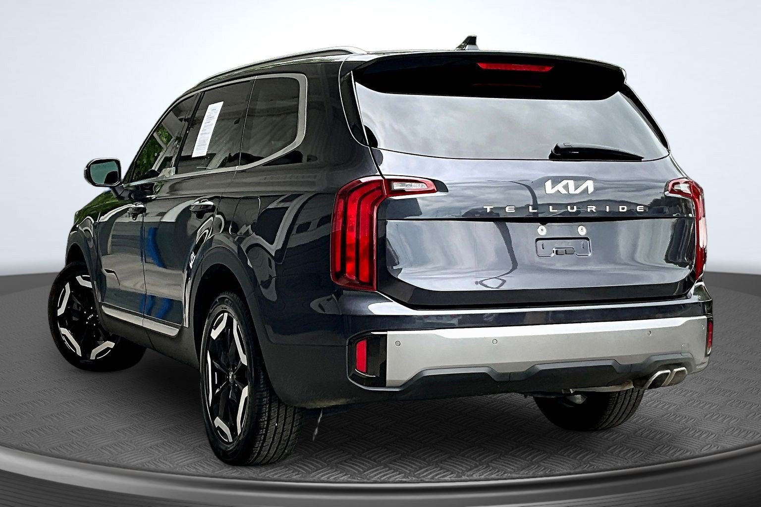 Used 2025 Kia Telluride S FWD image 3