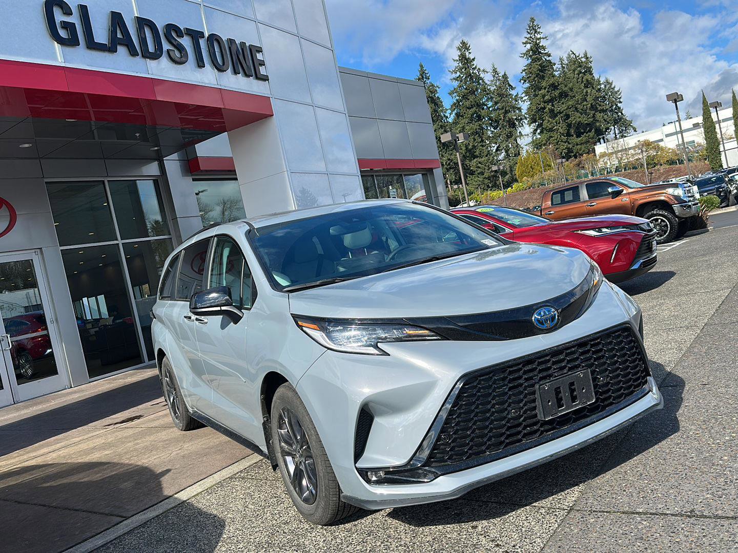 Used 2025 Toyota Sienna XSE w/ XSE Plus Package image 6