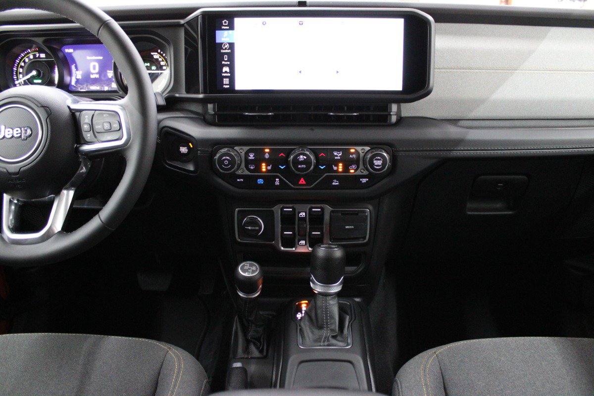Used 2025 Jeep Wrangler Unlimited Sahara AWD/4WD image 19