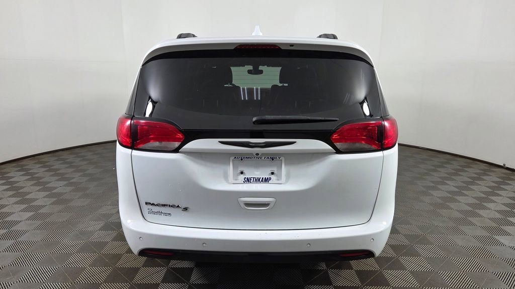 Used 2018 Chrysler Pacifica Touring-L Plus w/ S Appearance Package FWD image 7