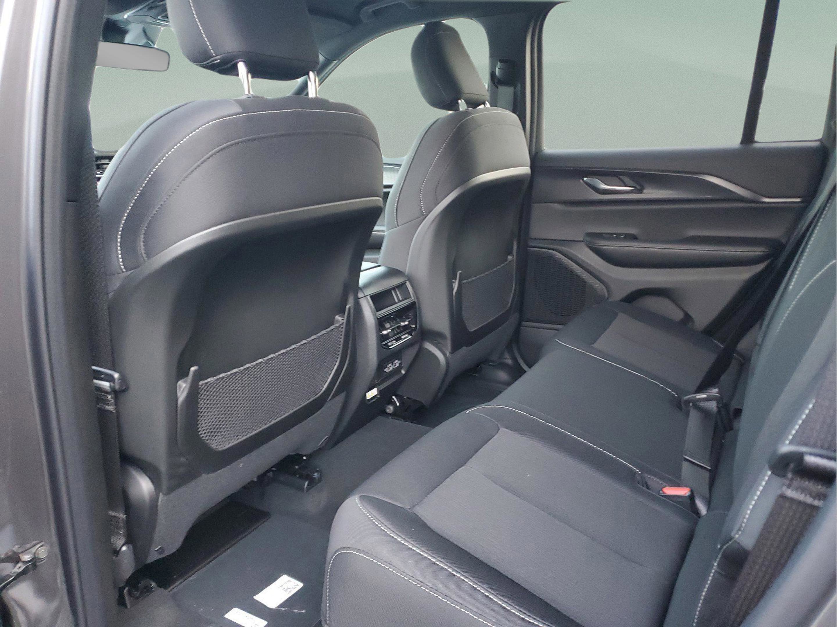 New 2025 Jeep Grand Cherokee Laredo w/ Luxury Tech Group I image 6