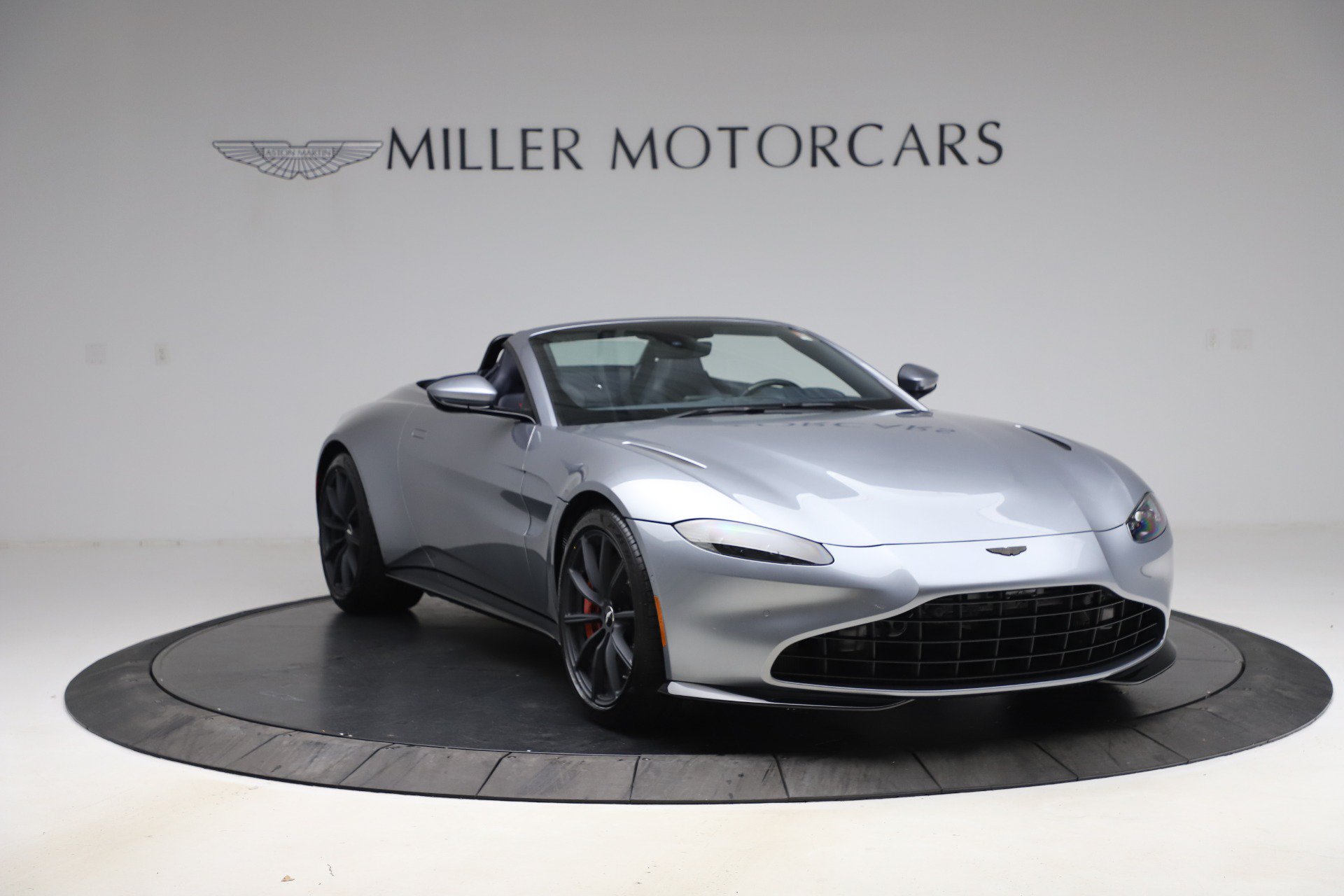 Used 2021 Aston Martin V8 Vantage Roadster RWD image 11