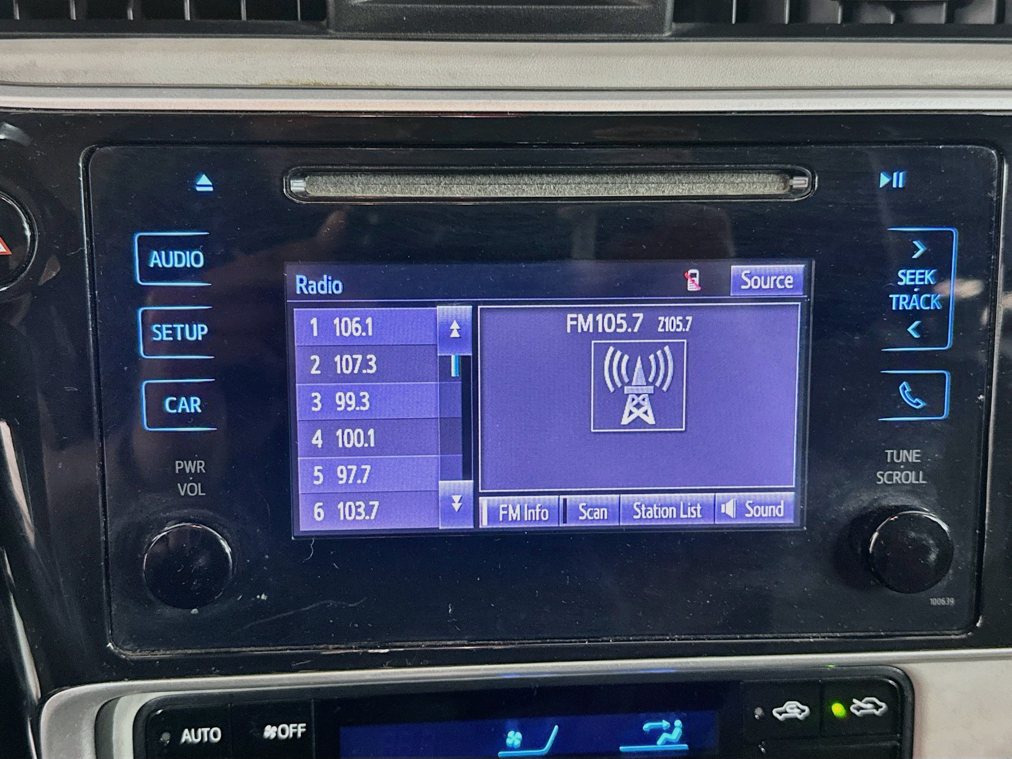 Used 2018 Toyota Corolla LE FWD image 19