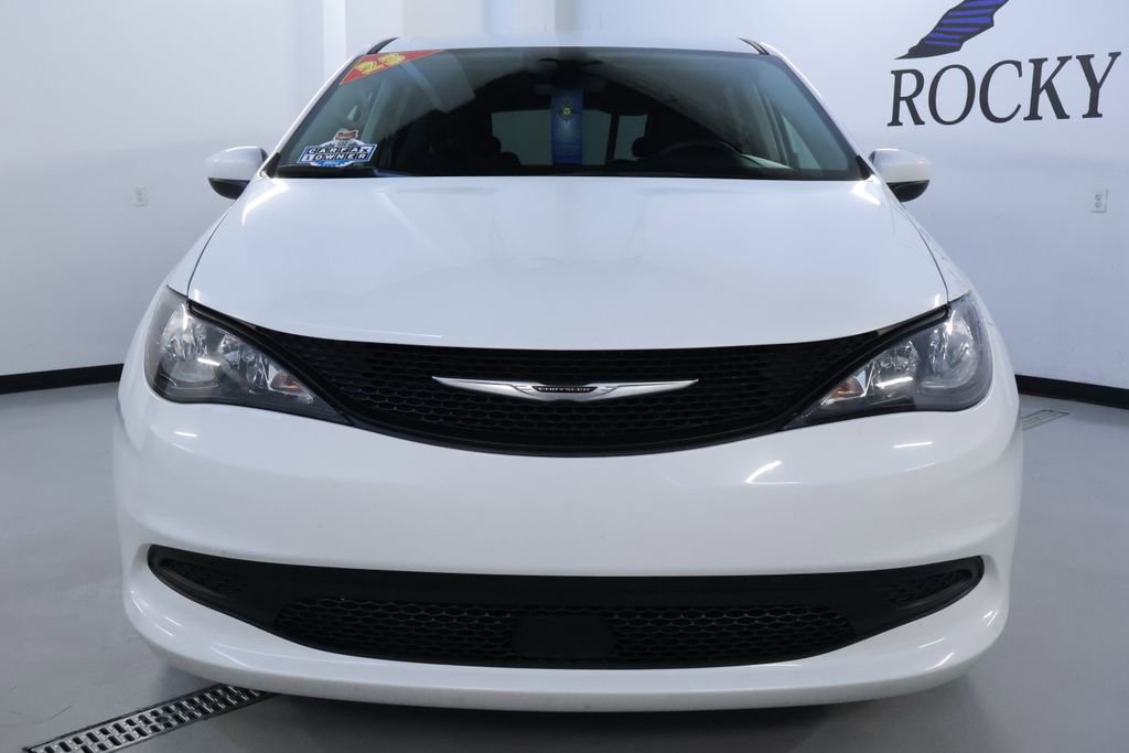 Used 2023 Chrysler Voyager LX image 2