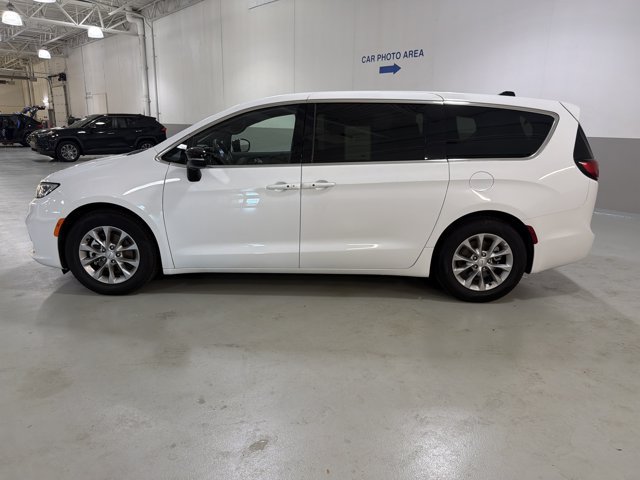 Used 2026 Chrysler Pacifica Limited FWD image 5