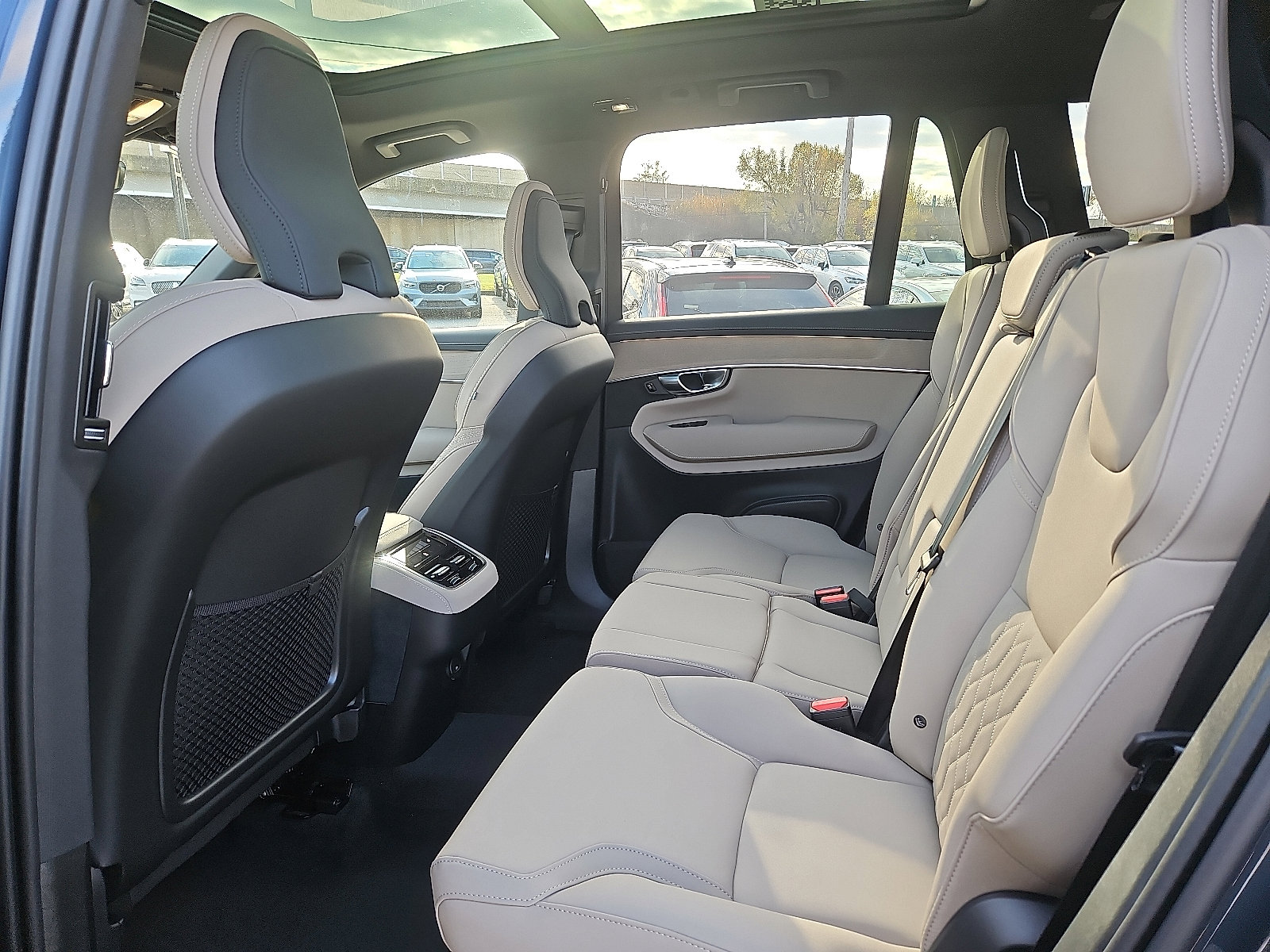 New 2026 Volvo XC90 B6 Plus w/ Protection Package Premier image 8