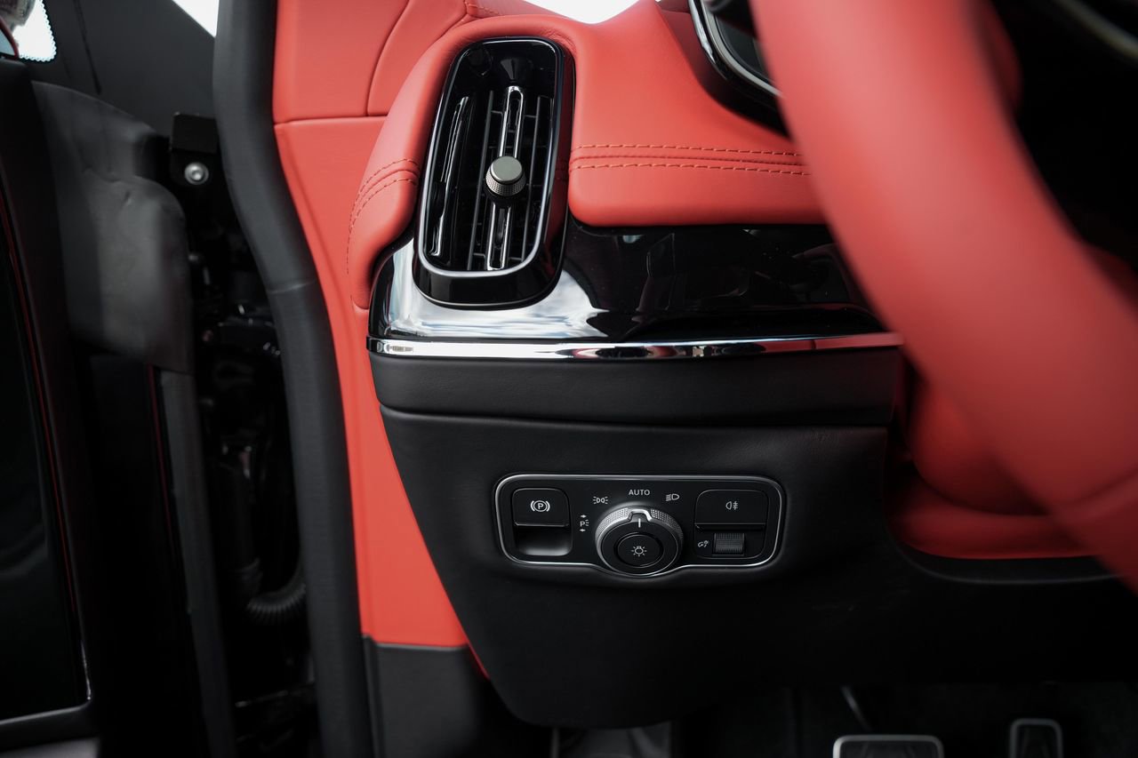 New 2026 Aston Martin DBX 707 image 24