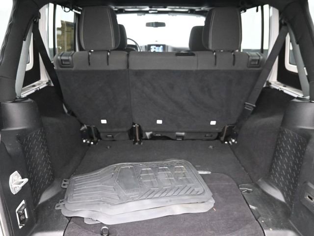 Used 2017 Jeep Wrangler Unlimited Sahara w/ Connectivity Group AWD/4WD image 30