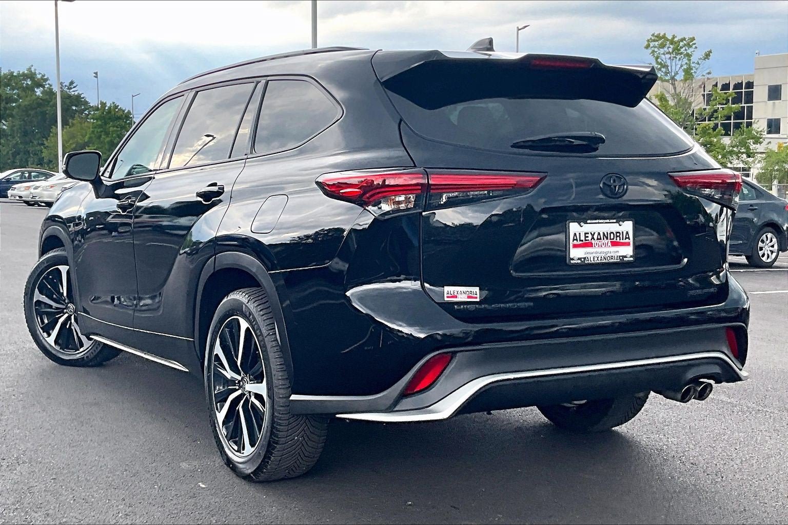 Used 2022 Toyota Highlander XSE AWD/4WD image 11