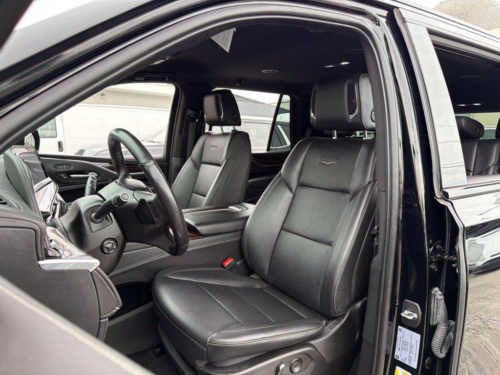 Used 2023 Cadillac Escalade Luxury AWD/4WD image 38