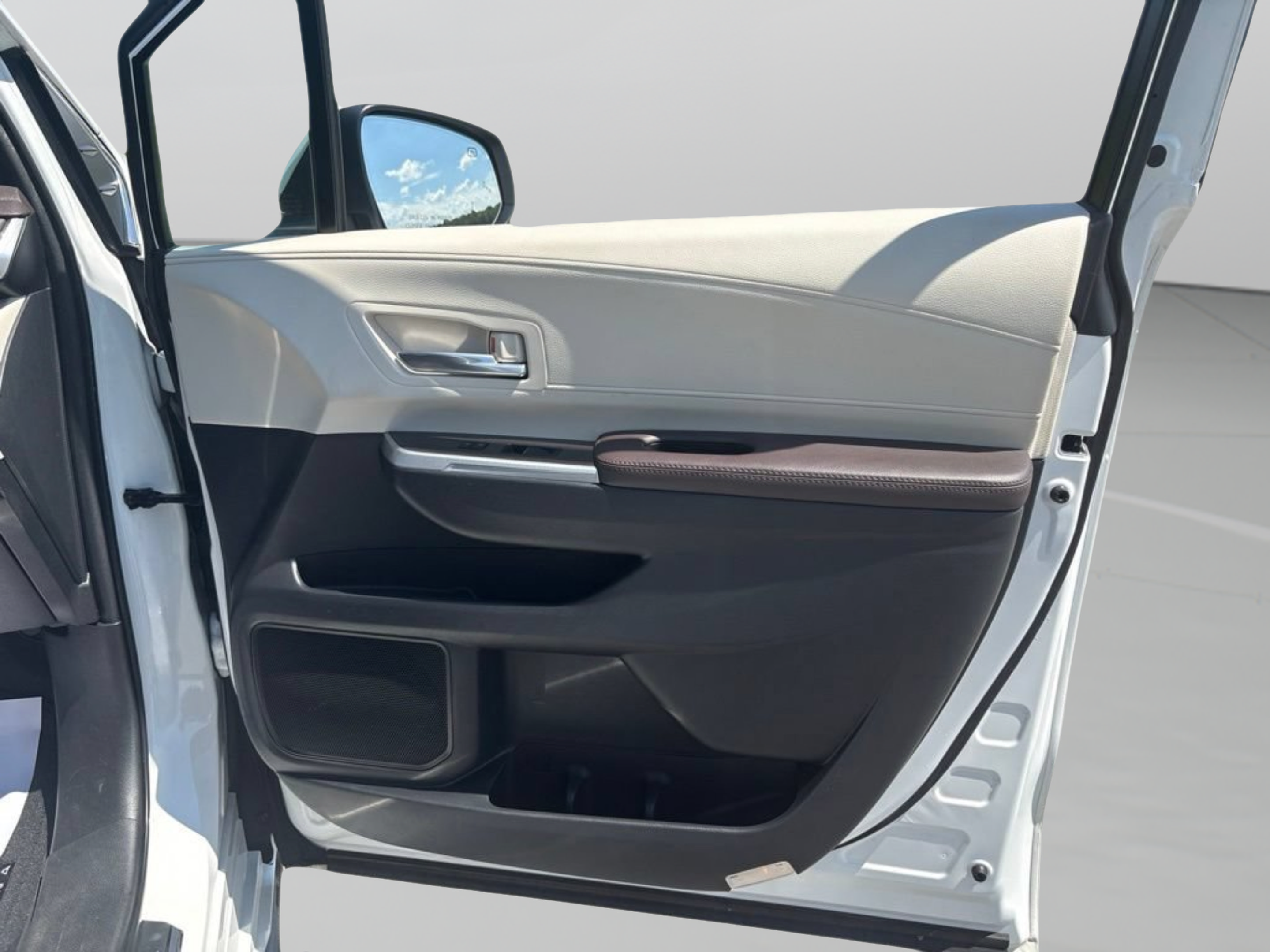 Used 2022 Toyota Sienna Platinum FWD image 27