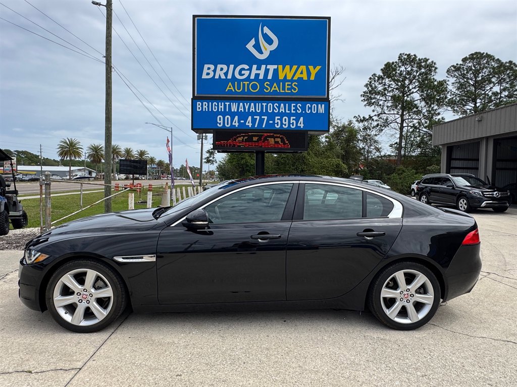 Used 2018 Jaguar XE Premium image 2