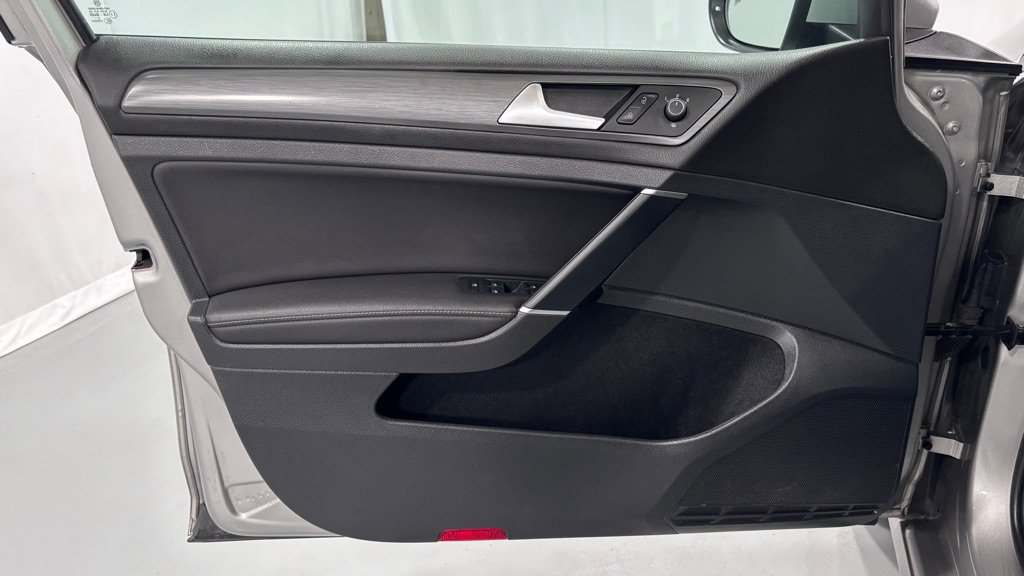 Used 2019 Volkswagen Golf SE w/ Driver Assistance Package FWD image 16