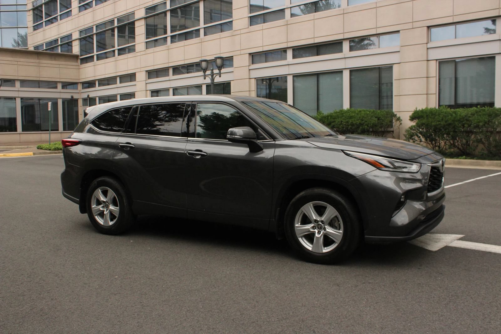 Used 2021 Toyota Highlander LE AWD/4WD image 2