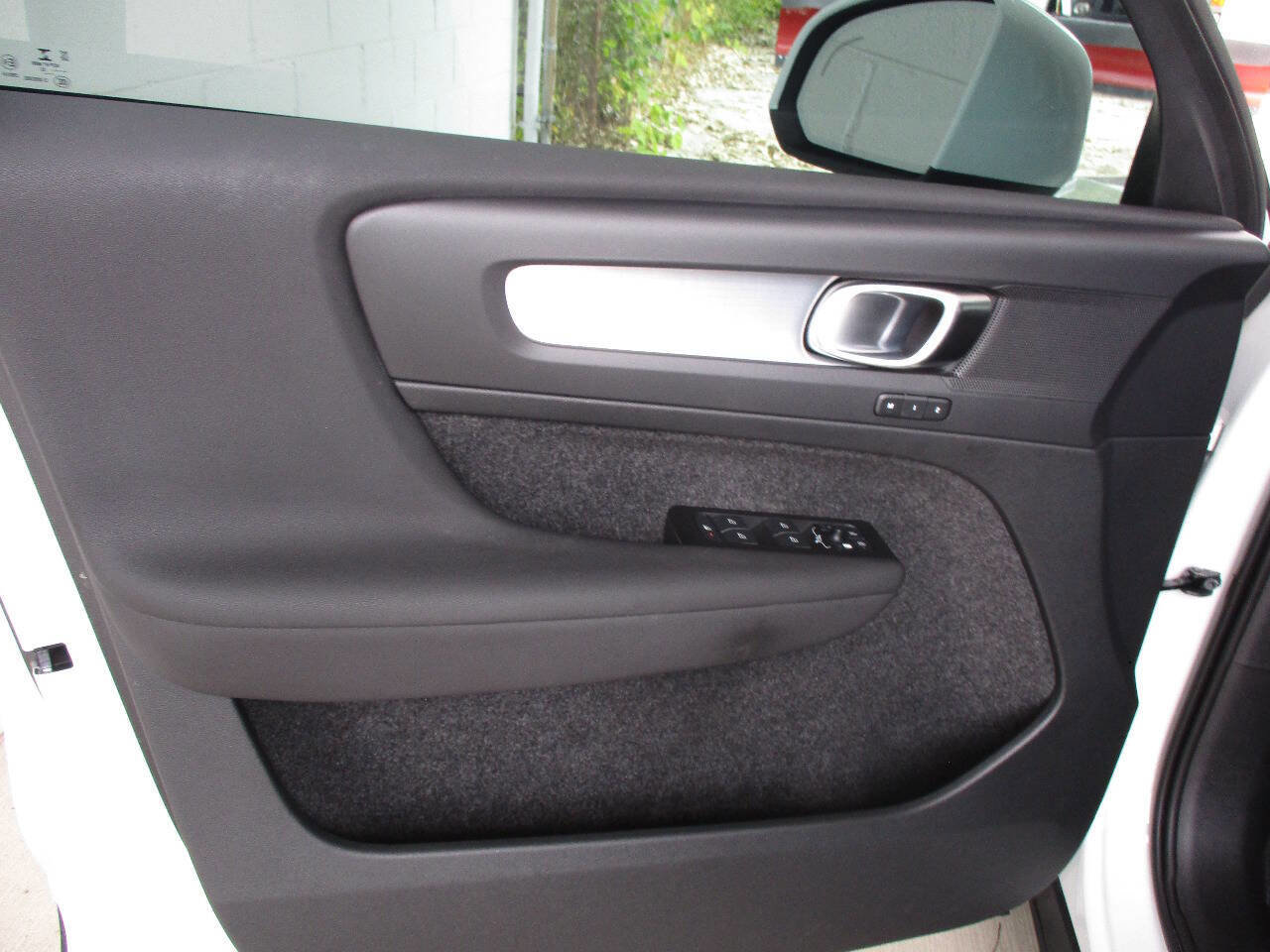 Used 2022 Volvo XC40 T5 Momentum image 97