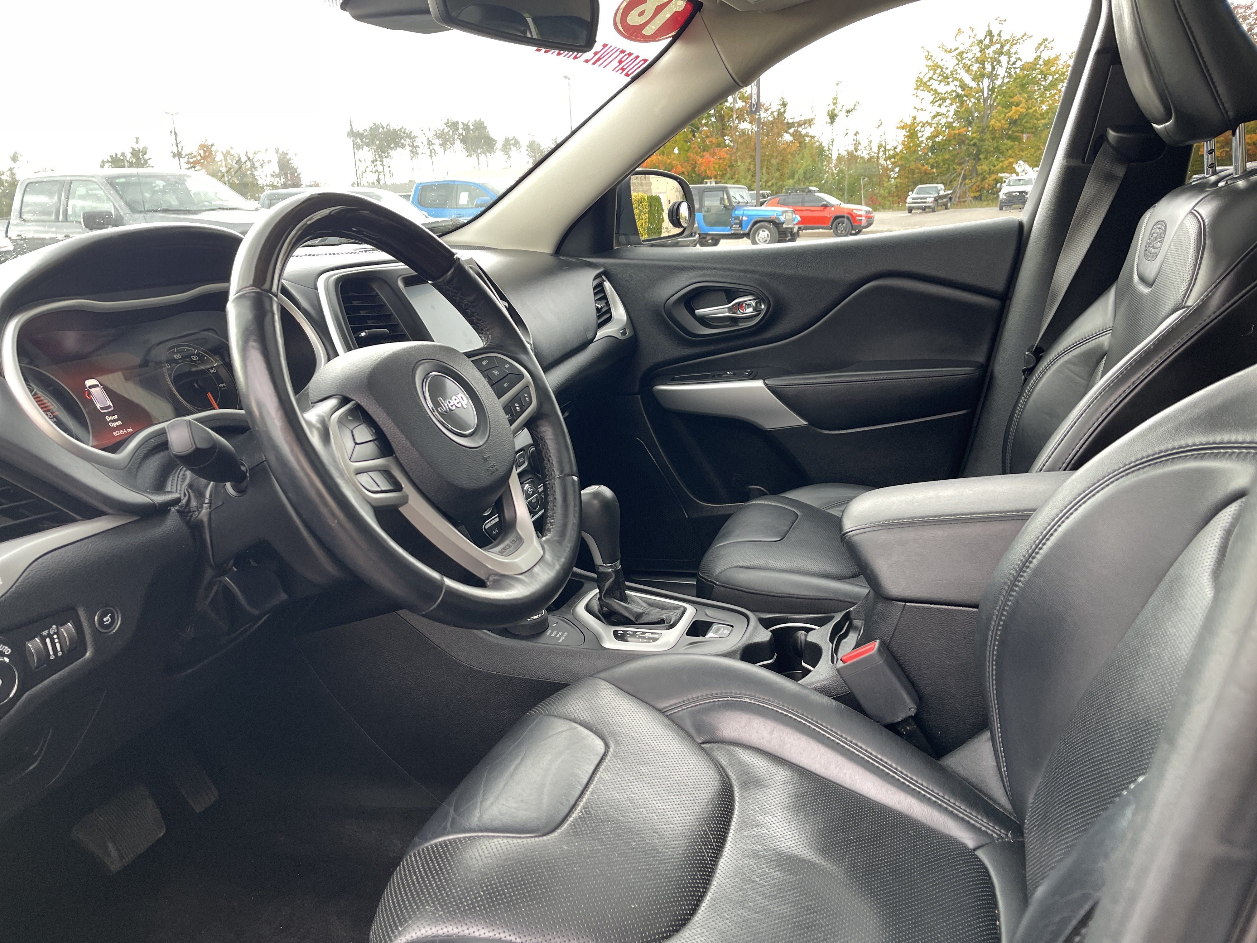 Used 2018 Jeep Cherokee Overland w/ Technology Group AWD/4WD image 11
